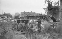 Артиллеристы ведут огонь в окрестностях Сталинграда. 1942 г.
