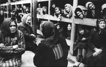 В одном из женских бараков концлагеря Освенцим.